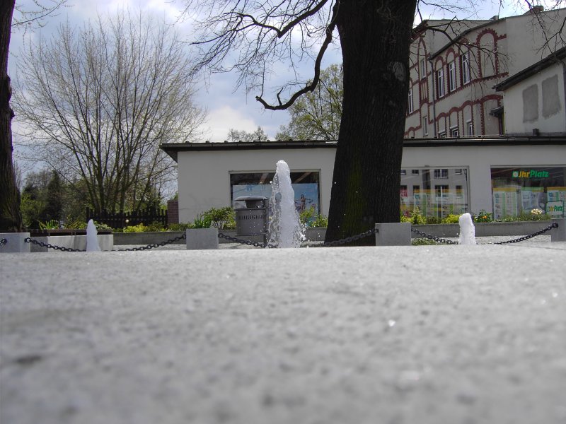 Stadtzentrum am Dreieck vor Drogeriemarkt  Ihr Platz . Gesehen am 22.04.2008