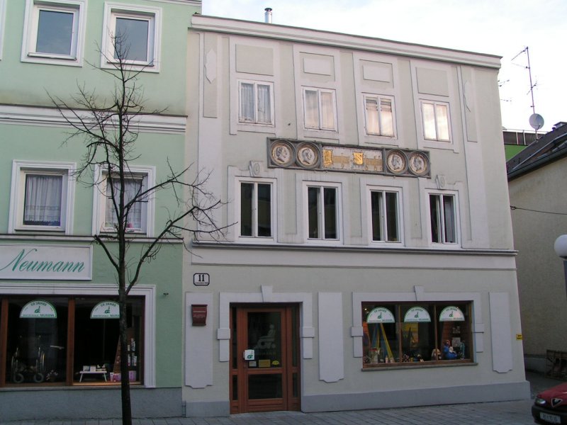 Stammhaus der Schwanthaler;

Das Bildhauergeschlecht der Schwanthaler arbeitete hier in fnf Generationen, verzweigte sich von Ried aus nach anderen Orten (Wien, Krems, Passau und Gmunden) und lief zuletzt in zwei weiteren Generationen in Mnchen aus (Ludwig von Schwanthaler, Schpfer der „Bavaria“).