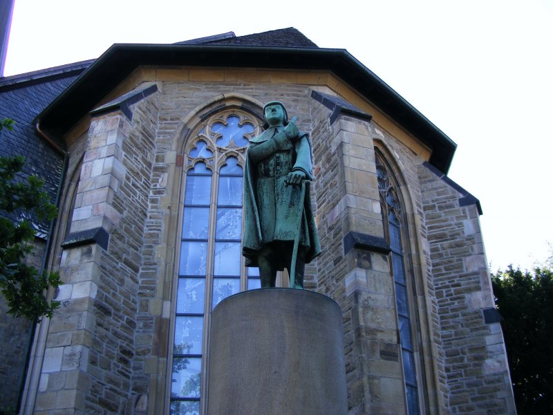 Standbild vor einer Kirche am Siefried-Reda-Platz ------------ 
Hans-Joachim Strh:
Die Kirche ist die Petrikirche. Die dargestellte Person ist  Hieronimus Jobs der Kandidat der sich weiland viel Ruhm erwarb auch endlich als Nachtwchter zu Sulzburg starb  - so die Inschrift auf dem Brunnen. Jobs ist eine literarische Schpfung des aus Mlheim stammenden Bochumer Arztes und Schriftstellers Carl Arnold Kortum (1745 - 1824). Einige kennen die  Jobsiade  vielleicht in der Adaption durch Wilhelm Busch.