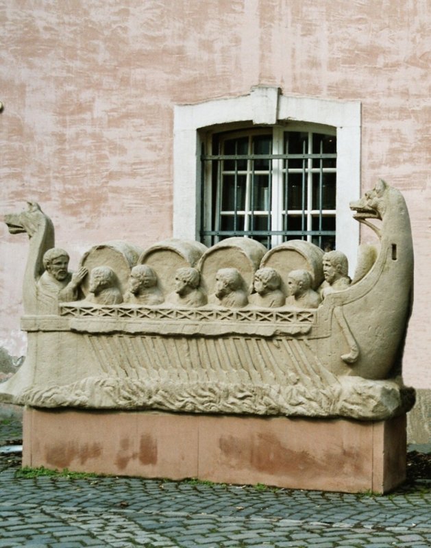 Standbild - Weinschiff auf der Mosel

Domstadt,beinhaltet die Straen und Haser hinter dem Dom mit Gebuden aus acht Jahrhunderten. Die engen Gchen sind auf jeden Fall sehenswert.




