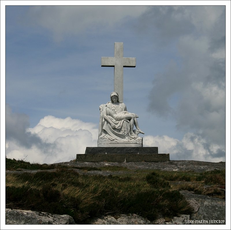 Statue  Finn Mac Cool's seat  am Sheep's Head Way bei Kilcrohane, Irland Co. Cork.