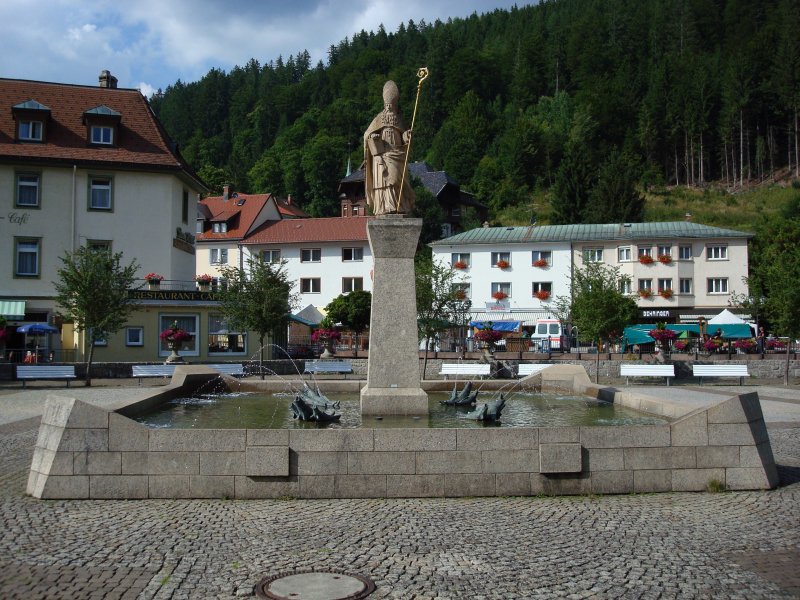 St.Blasien im Sdschwarzwald
Brunnen mit dem Namensgeber der Stadt,dem Hl.Sankt Blasius auf dem Domplatz ,
Juli 2008