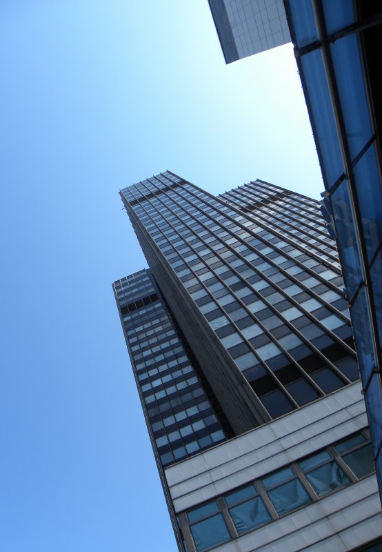 Steglitzer Kreisel, Berlin, Bezirk Steglitz. 119 Meter hohes, teils leerstehendes ehem. Verwaltungsgebude mit 27 Stockwerken.