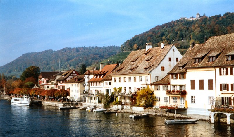 Stein am Rhein mit Rhein im Vordergrund, Oktober 2000 - Ortsansicht