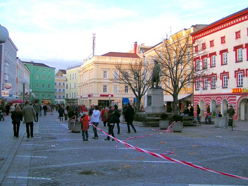 Stelzhamerplatz 16:20; die Menschenmasse lst sich nach dem Faschingsumzug auf; 080120