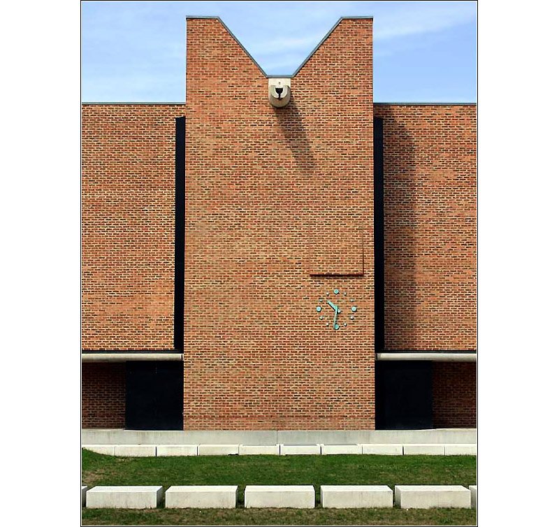 Stirnseite der Grund- und Hauptschule im Wohngebiet Scharnhauser Park. Architekten: Lederer, Ragnasdttir, Oei. Fertigstellung: 2000. 2003 wurde die Schule mit dem Hugo-Hring-Preis ausgezeichnet. 27.7.2005 (Matthias)