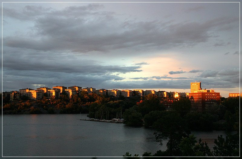 Stockholm im letzten Sonnenlicht: Blick von Stora Essingen hinber nach Lilla Essingen (rechts) und Kungsholmen. 27.8.2007 (Matthias)