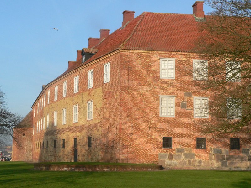 Strahlende Sonne in einem der wrmsten Winter - ca. 8C herrschten hier in Snderburg. Zu sehen ist das Schloss. Dez. 2006