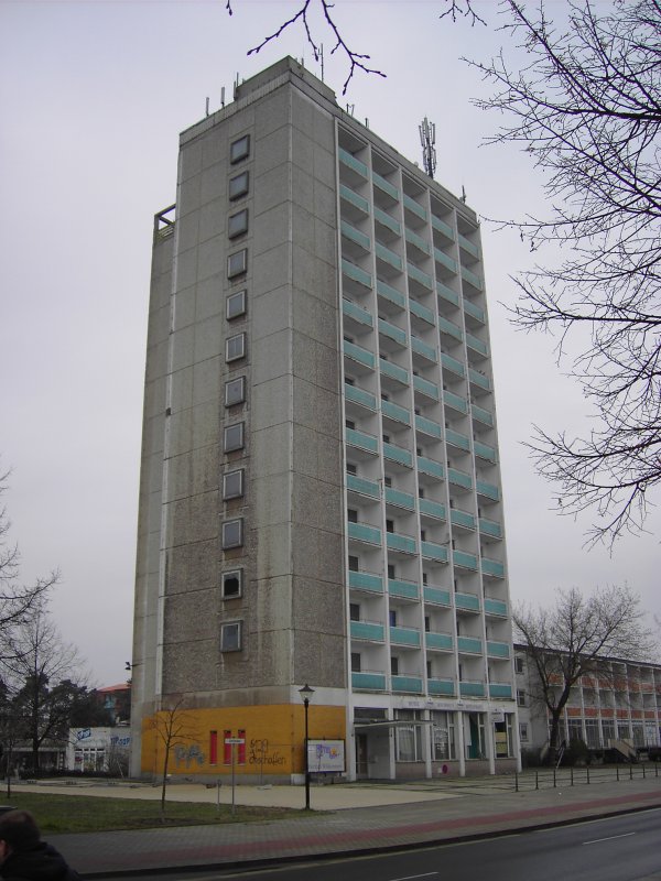 Streitobjekt oder Ruine ? Hochhaus Guben, Friedrich-Schiller-Strae. Zustand 16.03.2008