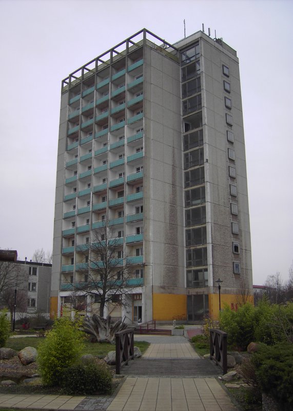 Streitobjekt oder Ruine ? Hochhaus Guben, Friedrich-Schiller-Strae. Zustand 16.03.2008