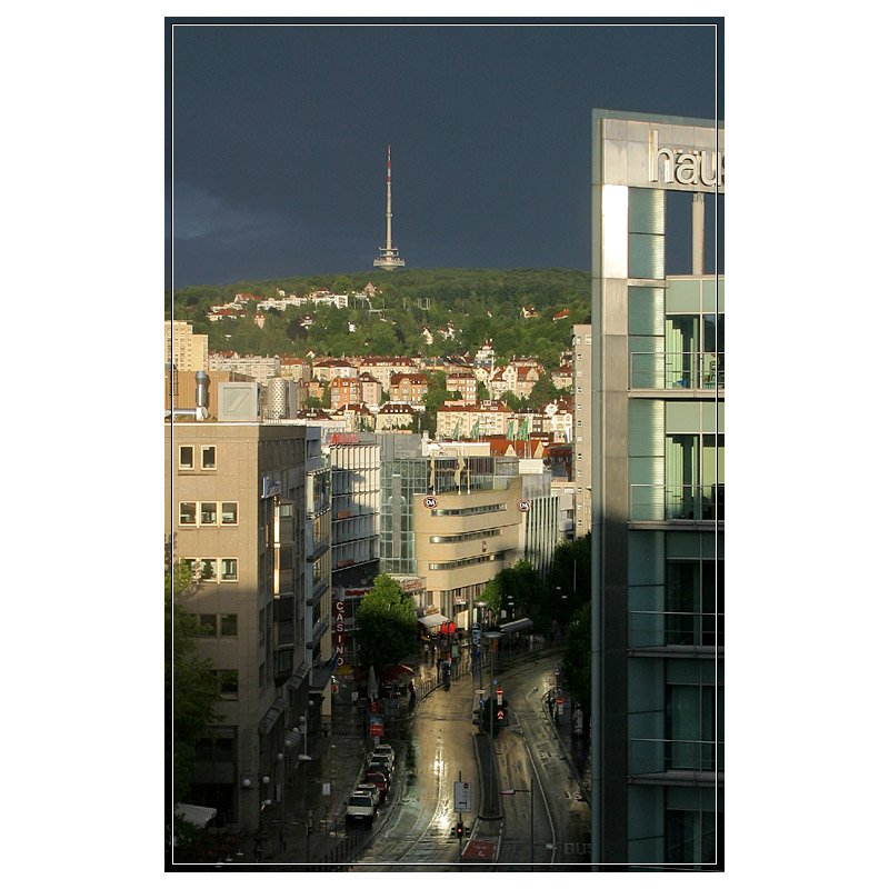 Stuttgart im Abendlicht nach einem Regenschauer. Blick vom Rotebhlzentrum auf die Fritz-Elsas-Strae und hinauf zum Fernmeldeturm auf dem Frauenkopf. 2.7.2007 (Matthias)