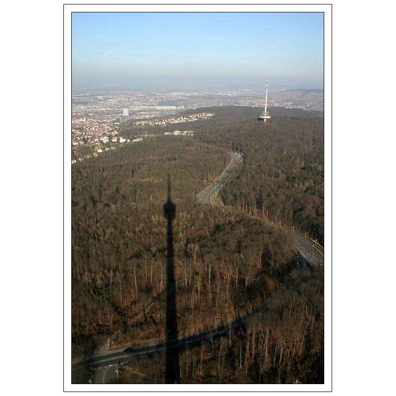 Stuttgarts Fernsehturm: Sein Schatten und Blick zum Fernmeldeturm auf dem Frauenkopf. 11.02.2008 (Matthias)