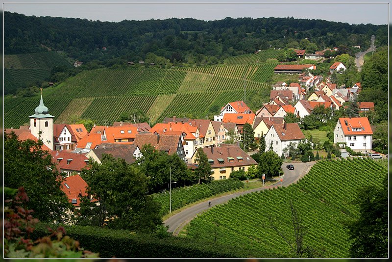 Stuttgarts landschaftlich wohl schnster Ortsteil: Rotenberg, hier von der Grabkapelle auf dem Wrttemberg gesehen. Man glaubt kaum, dass man hier in einer Grostadt wohnt. 23.7.2007 (Matthias)