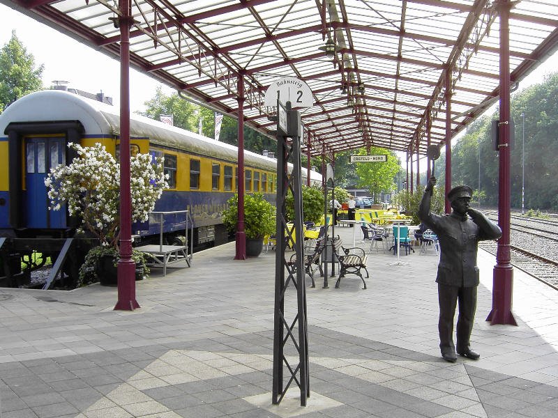 Sdl. Teil des Bf. Crefeld Nord. Die beiden Waggons auf Gleis 1 sind fest installiert und dienen der Gastronomie und fr Veranstaltungen. An Gleis 2 hlt die Krefelder Museumsbahn - mehr dazu unter Bahnbilder.de - Deutschland - Museumsbahnen - Krefelder Schluff.