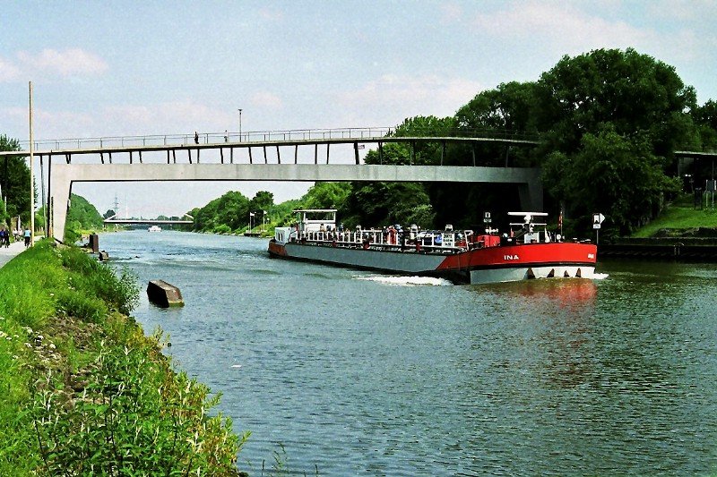 Sdlicher Teil der Tausendflerbrcke in Oberhausen. Radfahrer- und Fugngerbrcke ber Rhein-Herne-Kanal, Emscher und Autobahn A 42 (4. Juni 2007). Wie der Name der Brcke zustande gekommen ist, ist offensichtlich.