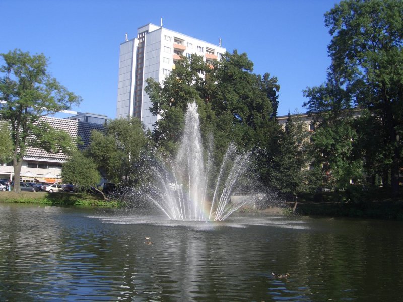 Suhl, Grnanlagre mit Brunnen in der Stadtmitte, 2005