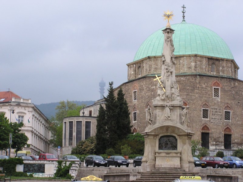 Szchenyi Platz, Pcs, Ungarn.  Dreiflltigkeitsdenkmal, Moschee, TV Turm 