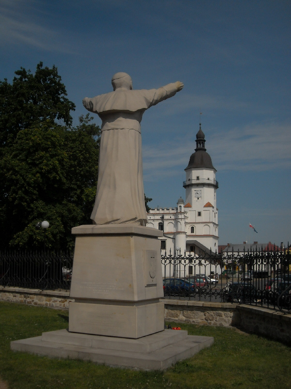 Szydlowiec  08.2009. Johannes Paul II Denkmal und Rathaus / Pomnik Jana Pawla II i ratusz 