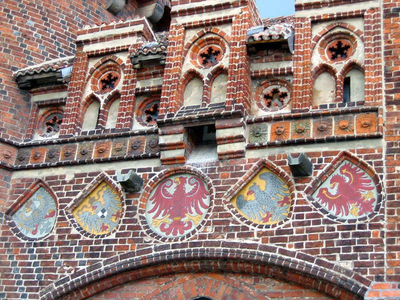 Tangermnde (21.05.2005; ber der Tordurchfahrt am Neustdter Tor tragen Putzblenden im Jahre 1897 aufgemalte Wappen, von links: 
- Preuischer Knigsadler, 
- Reichsadler des Bismarckreiches mit dem aufgelegten Hohenzollernschild, 
- Tangermnder Adler, 
- Adler des Heiligen Rmischen Reiches Deutscher Nation, 
- Brandenburgischer Adler
