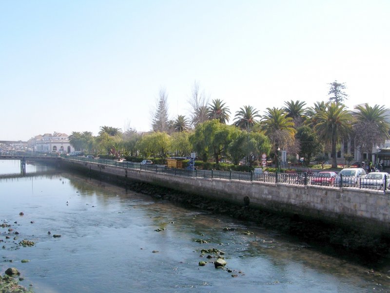 TAVIRA (Concelho de Tavira), 03.02.2005, Blick von der rmischen Brcke auf die Sdseite des Rio Gilo