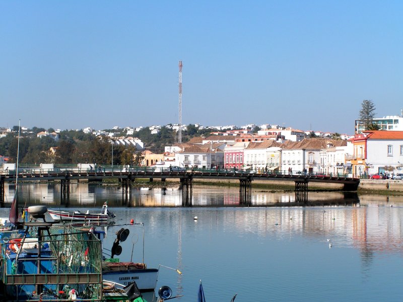 TAVIRA (Concelho de Tavira), 03.02.2005, Blick auf den Rio Gilo und die Behelfsbrcke