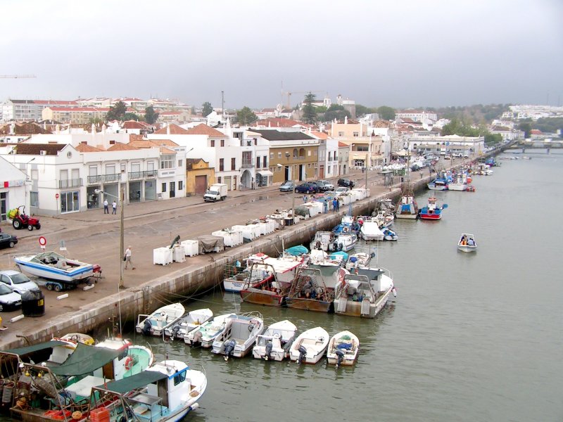 TAVIRA (Concelho de Tavira), 05.10.2005, Blick auf den Rio Gilo und den Hafen