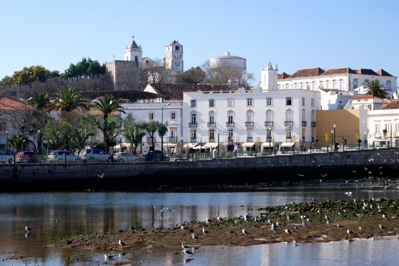 TAVIRA (Concelho de Tavira), 11.01.2007, Blick vom Nordufer des Rio Gilo auf die Stadt