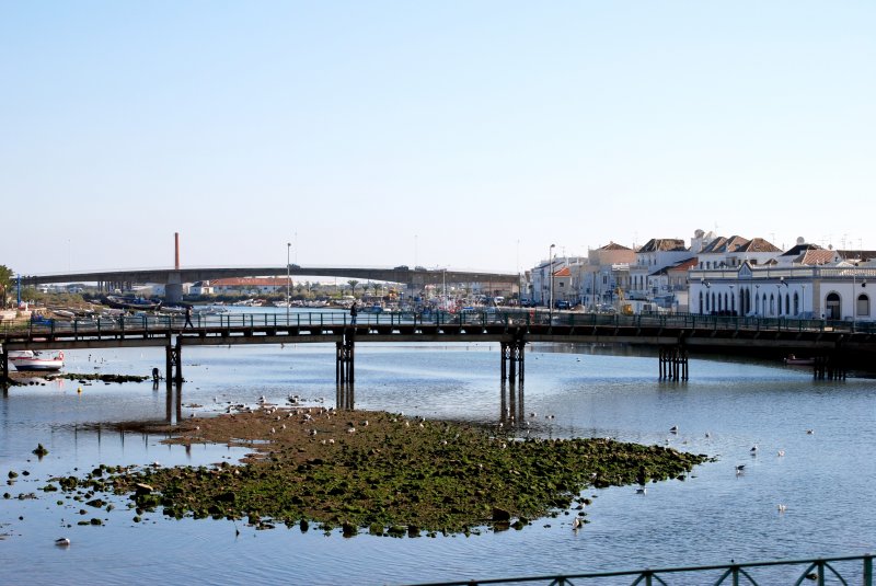 TAVIRA (Concelho de Tavira), 11.01.2007, Blick von der alten Rmerbrcke auf den Rio Gilo