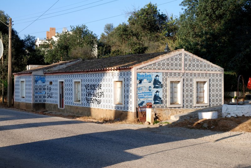 TAVIRA (Concelho de Tavira), 21.01.2007, dieses Haus unter einer Brcke der Nationalstrae 125 kann man kaufen