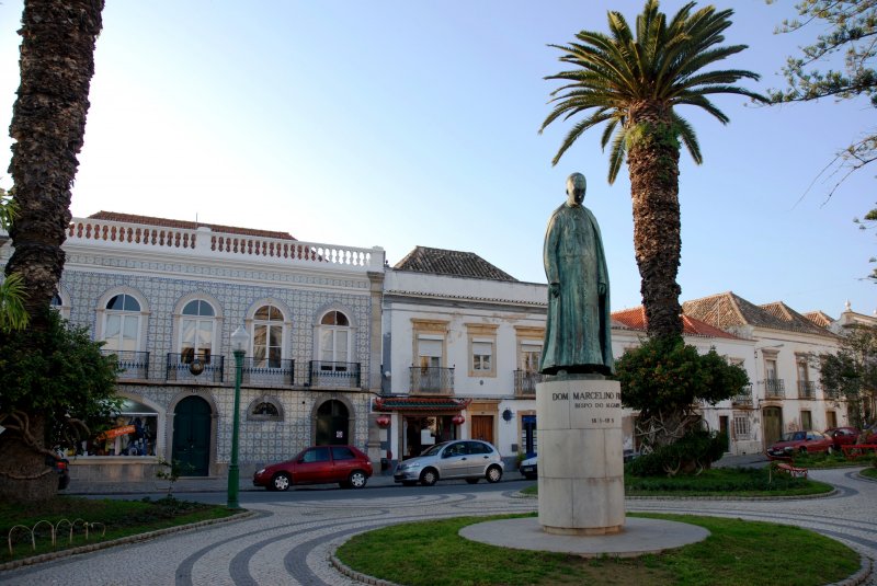 TAVIRA (Concelho de Tavira), 21.01.2007, Praa Dr. Antnio Padinha, ein sehr schn angelegter, schattiger Platz nahe der alten rmischen Brcke; in der Mitte des Platzes befindet sich die Statue von Dom Marcelino Franco, Bischof der Algarve im 19. Jahrhundert