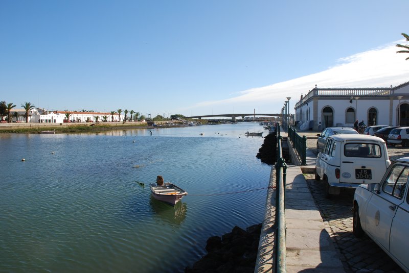 TAVIRA (Concelho de Tavira), 24.01.2007, Blick auf den Rio Gilo, ganz rechts ein Teil der ehemaligen Markthalle