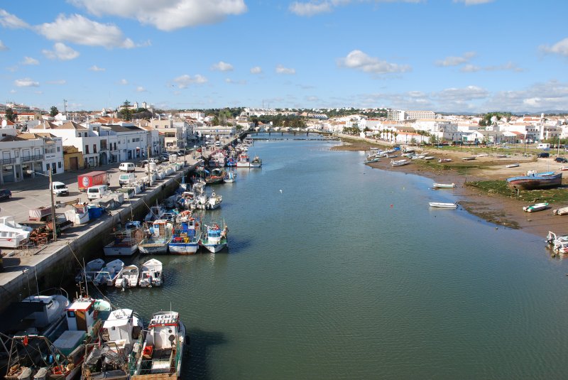 TAVIRA (Concelho de Tavira), 24.01.2007, Blick von der Autobrcke auf den Rio Gilo und den Stadthafen