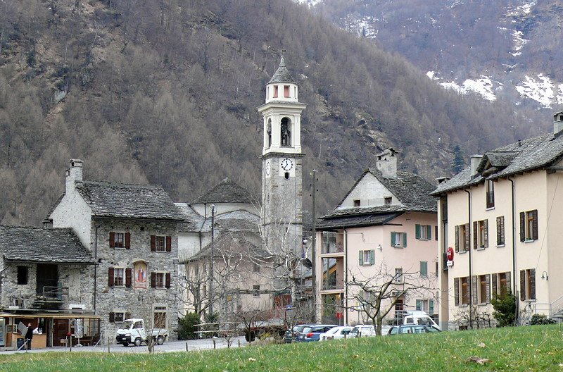 Teilansicht Sonogno, am 09.04.2008. Letzter Ort im Verzascatal mit 85 Einwohner am 31.12.2006. Blick auf Chiesa S.Maria Laurentane