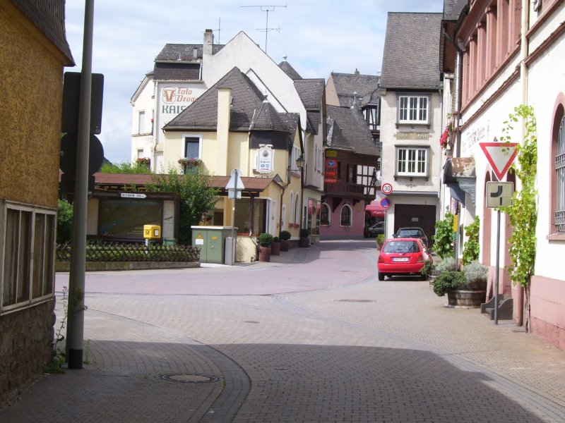 Teilweise fhren sehr schmale Straen durch den Ort Assmanshausen; 24.07.2007