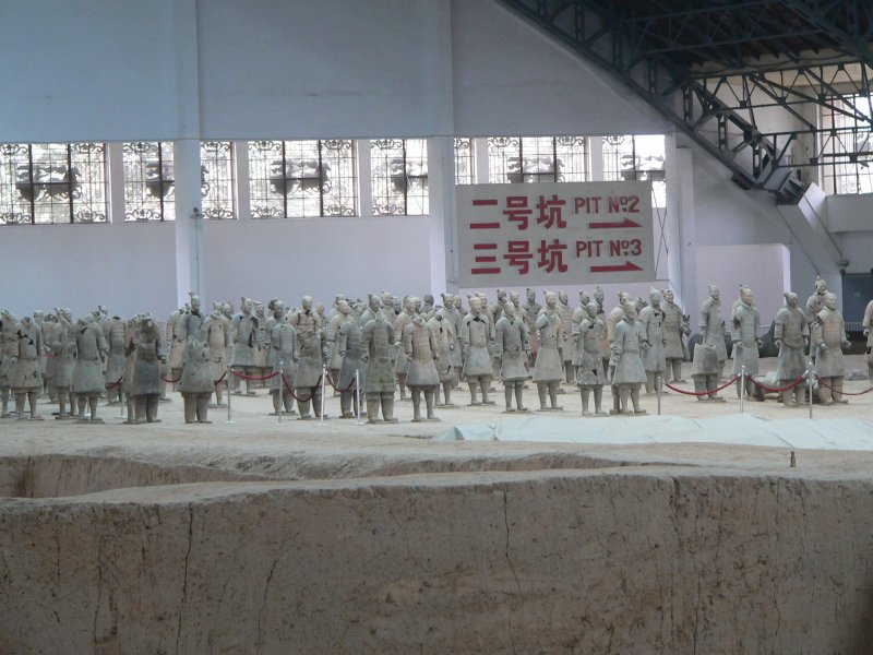 Terrakotta-Armee bei Xi'an. Bei der Ausgrabung waren diese Figuren noch bemalt, verloren ihre Farbe aber bereits nach wenigen Stunden. April 2006
