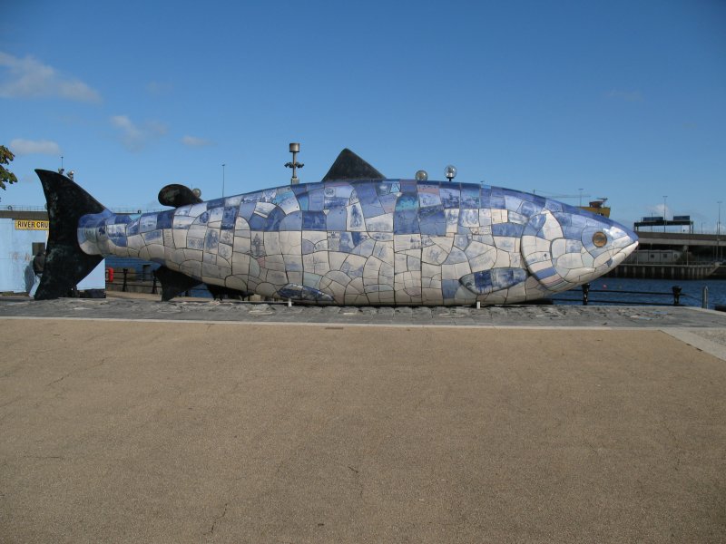 The Big Fish! Dieser Lachs aus Keramik wurde den Lachsen zum Denkmal gesetzt. Nach langer Verschmutzung des Flusses Lagan und Regenerierung des selbigen erwachte der Fluss zu neuem Leben und die Fische unter anderem auch die Lachse kehrten zurck!
(September 2007) 