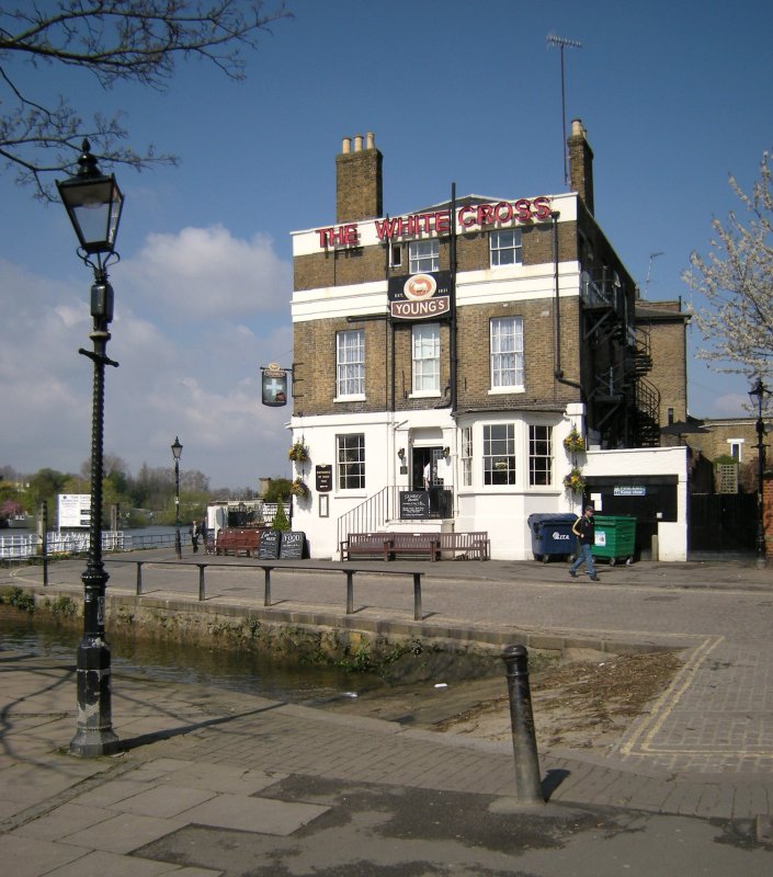 THE WHITE CROSS am Themseufer in Richmond (April 2008) 