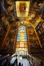 Eines der groen Fenster in der koptisch-orthodoxen  Himmlische Kathedrale  in Scharm El-Scheich.