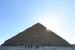 Die älteste und größte der drei Pyramiden von Gizeh ist die Cheops-Pyramide.