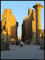 Eingang zur Sulenhalle des Karnak-Tempels bei Luxor.