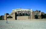 At-Ben-Haddou mit ausgetrocknetem Flusstal des Asif Mellah.