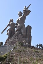 DAKAR (Dpartement de Dakar), 26.03.2016, Monument de la Renaissance africaine, eine 49 Meter hohe Bronzestatue, die damit die hchste Statue in Afrika ist