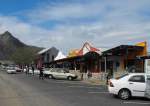 Der obere Teil der Harbour Road ist mit Geschaeftshaeusern und Restaurants gut besetzt.