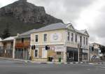 Geschaeftshaus Ecke Camps- und Main Road.