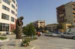 Eine Statue von Mutter Teresa und die Strae Riga Marin Bequeme in Shkodr.