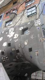 Ausschnitt einer typischen Hundertwasser-Kunstrichtung am Hundertwasserhaus in Wien am 24.3.2013.