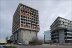 Moderne Architektur bei Basel -    Links das 'Helsinki Dreispitz' von Herzog & de Meuron und rechts das 'Transitlager' von BIG.