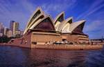 Das Sydney opera house wurde vom dänischen Architekten Jorn Utzon entworfen und wurde im Jahre 1973 von Königin Elisabeth II eröffnet.