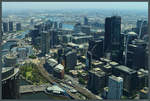 Blick von Eureka Tower auf das Stadtzentrum am Yarra River mit zahlreichen Hochhusern.