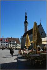 Der Rathausplatz mit einem der Wahrzeichen der Stadt,dem zweistckigem Rathaus.